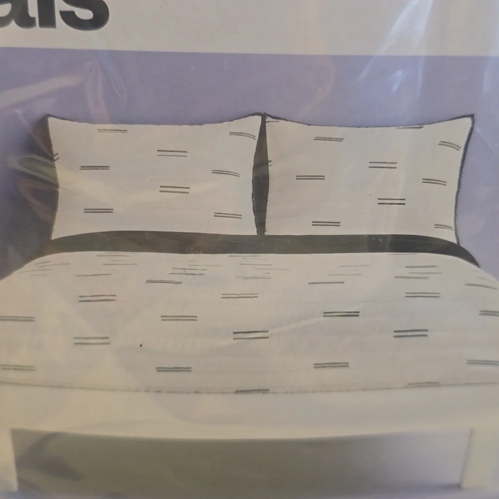 Room Essentials Satin Quilt White & Black Bars Midweight Sateen Full/Queen New